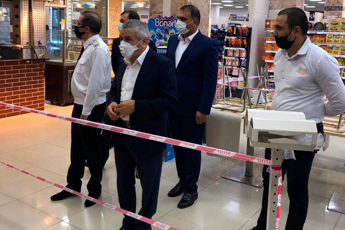 Sabunçunun icra başçısı operativ qərargahın qoyduğu qaydaları pozur - VİDEOREPORTAJ Sabunçunun icra başçısı operativ qərargahın qoyduğu qaydaları pozur - VİDEOREPORTAJ