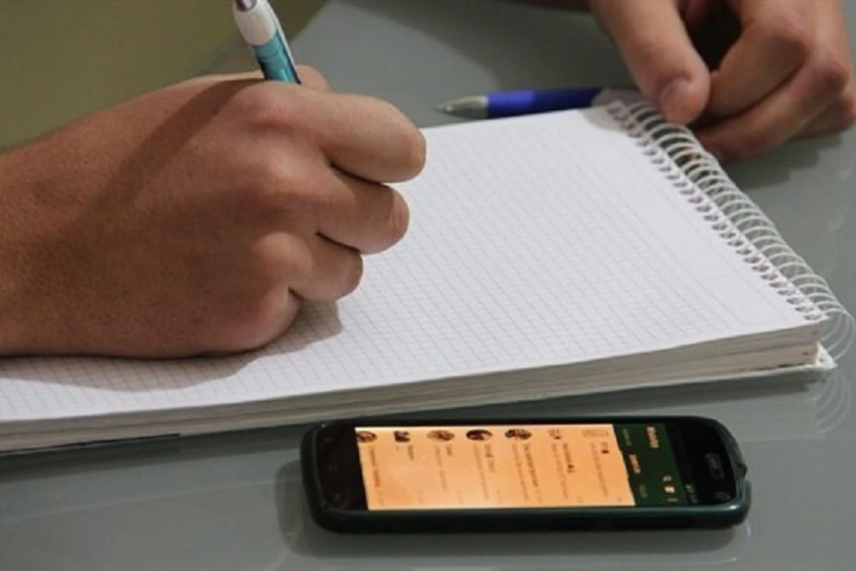 Mobil telefonla imtahana girən iki abituriyent qovuldu