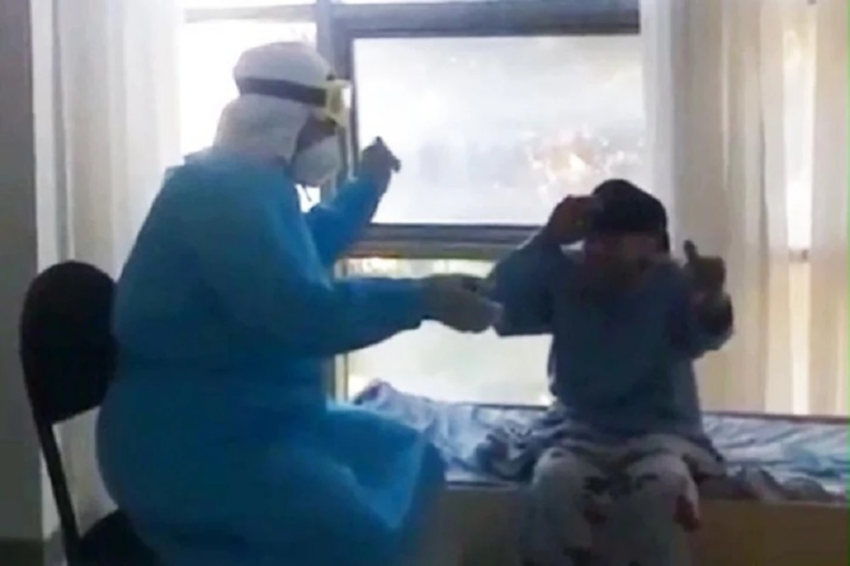 Azərbaycanda koronavirusdan sağalan 90 yaşlı nənə qol qaldırıb oynadı - VİDEO Azərbaycanda koronavirusdan sağalan 90 yaşlı nənə qol qaldırıb oynadı - VİDEO