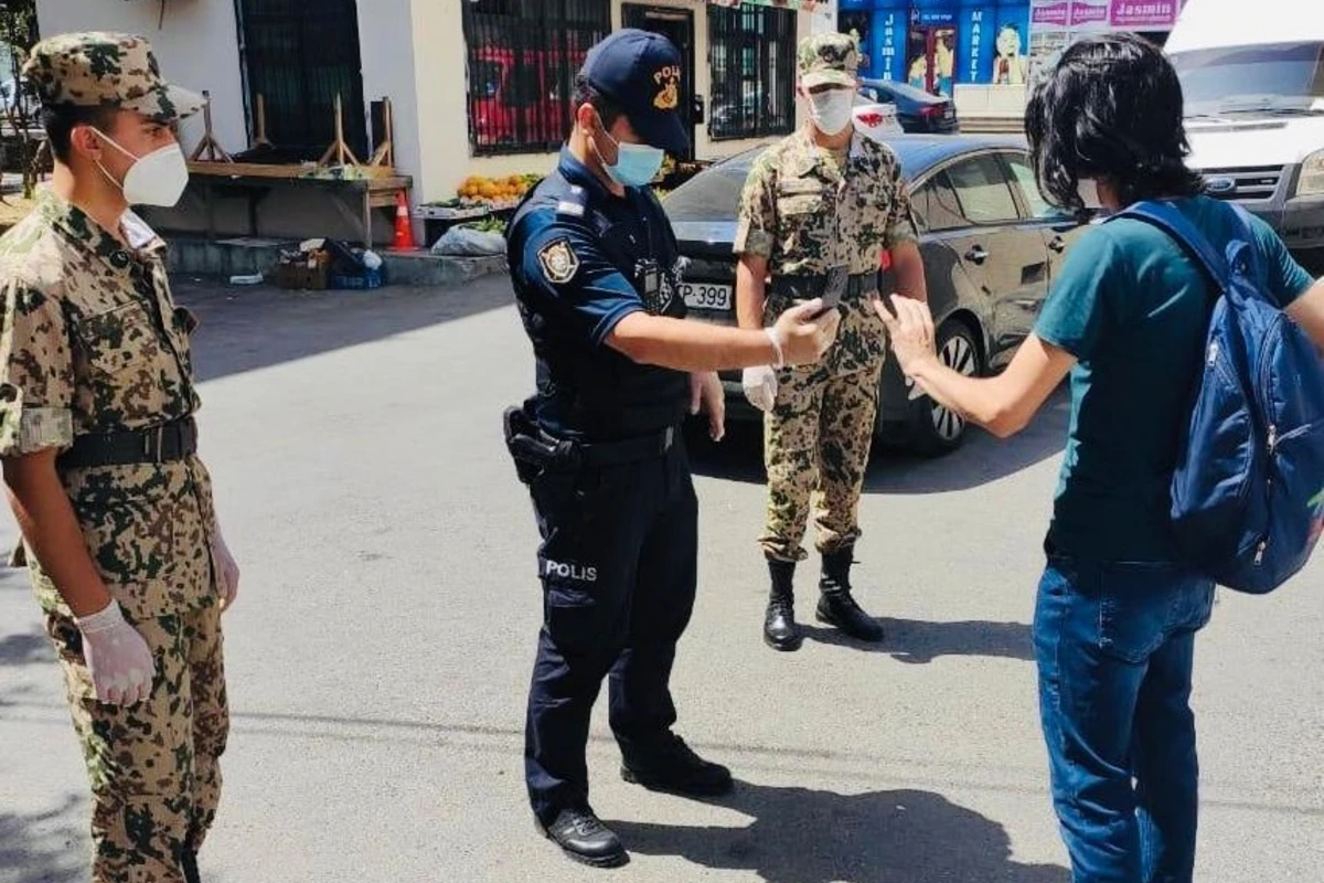 Bakı polisi karantin qaydalarını pozan şəxsləri cərimələdi - FOTO Bakı polisi karantin qaydalarını pozan şəxsləri cərimələdi - FOTO