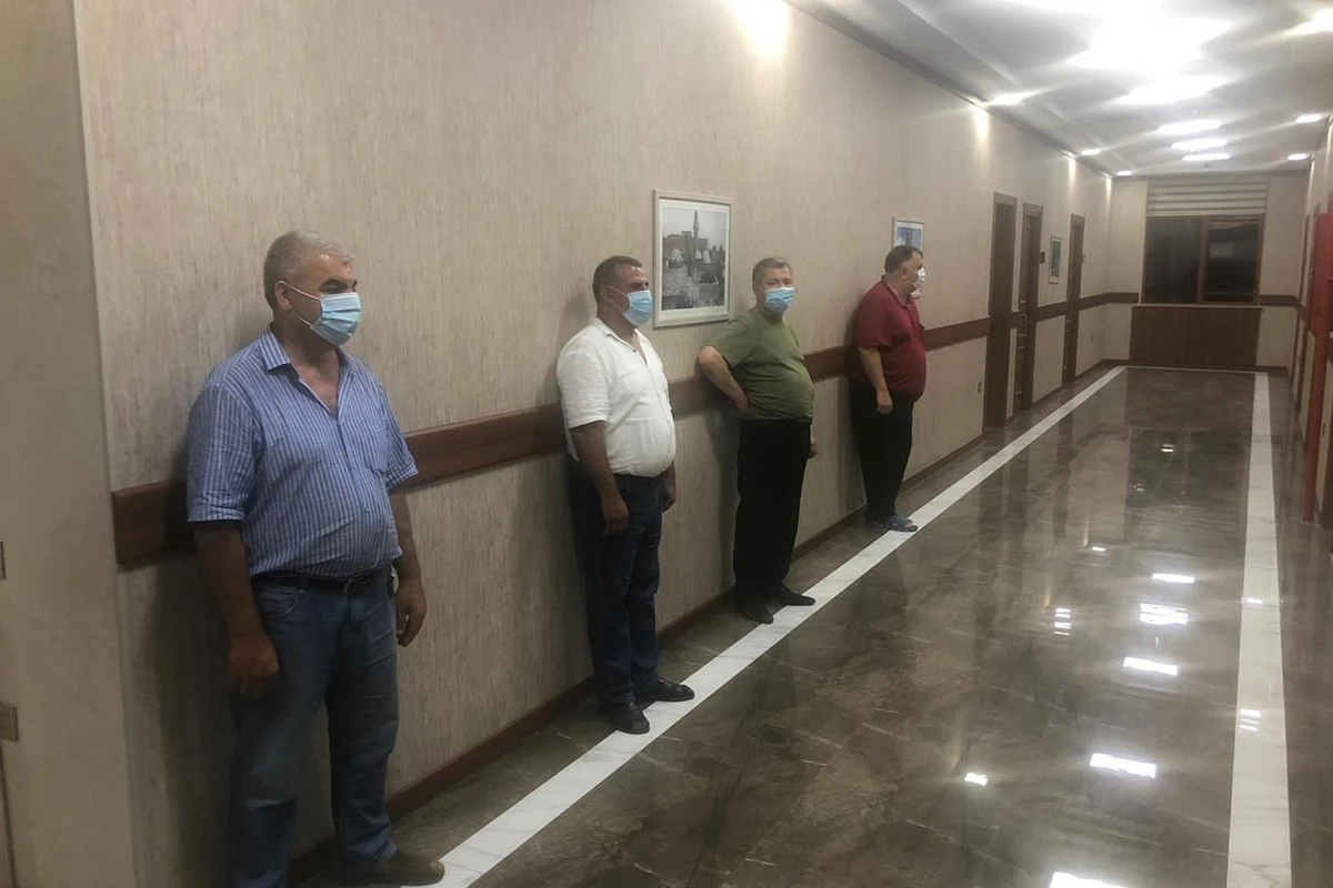 Əsgərlikdən qayıdan oğluna yığıncaq keçirən atalar və qonaqları cərimələnib - FOTO