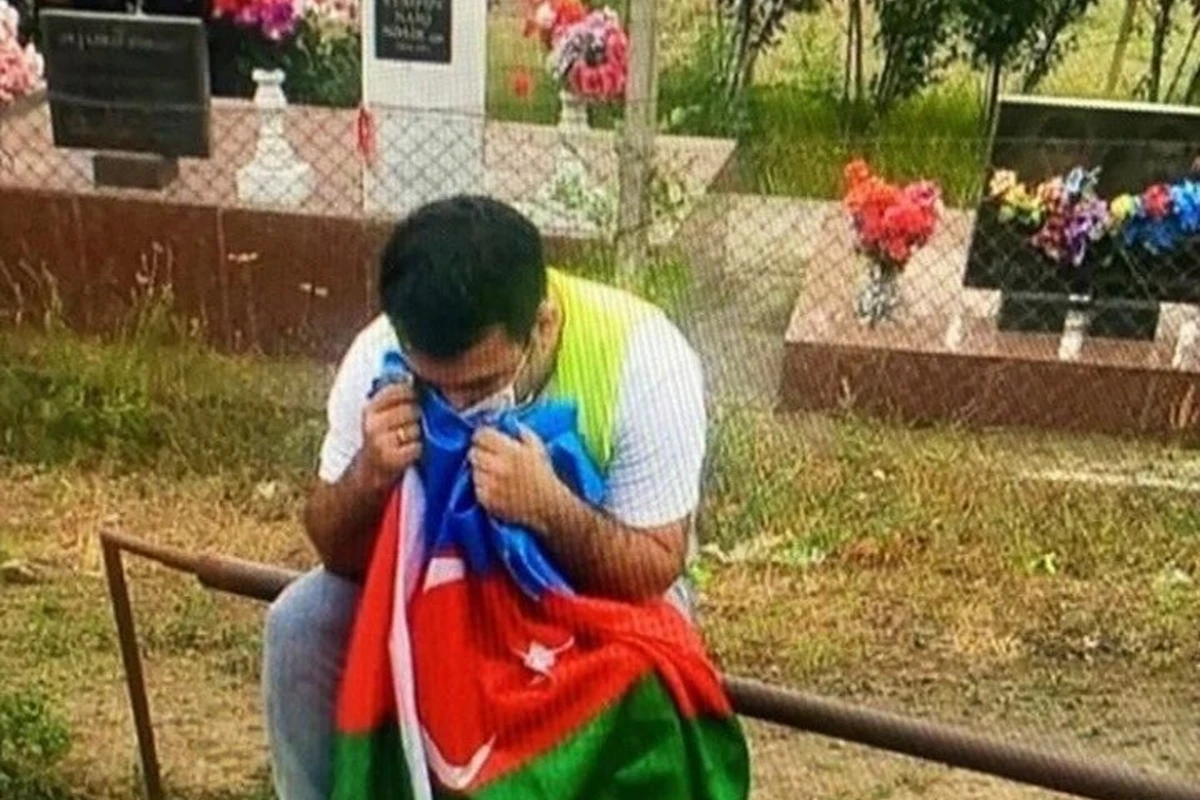 Şəhid atasının yanında şəkil çəkdirən jurnalistdən AÇIQLAMA