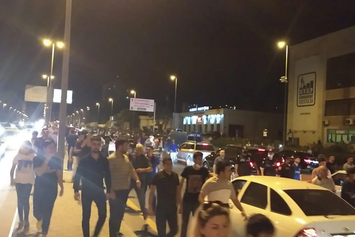 SON DƏQİQƏ: Bakıda əsgərlərə dəstək yürüşü keçirilir - VİDEO/FOTO (YENİLƏNİB) SON DƏQİQƏ: Bakıda əsgərlərə dəstək yürüşü keçirilir - VİDEO/FOTO (YENİLƏNİB)