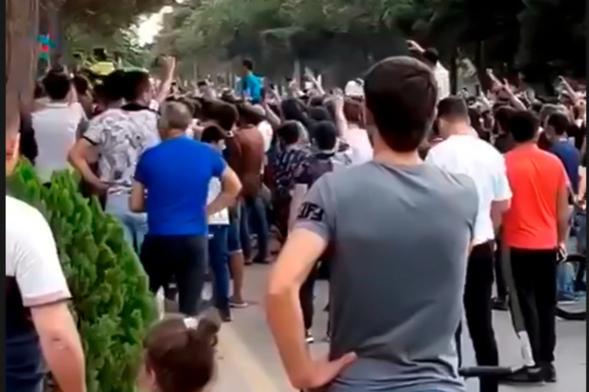 В Азербайджане тысячи молодых людей добровольно становятся на воинский учет - ВИДЕО