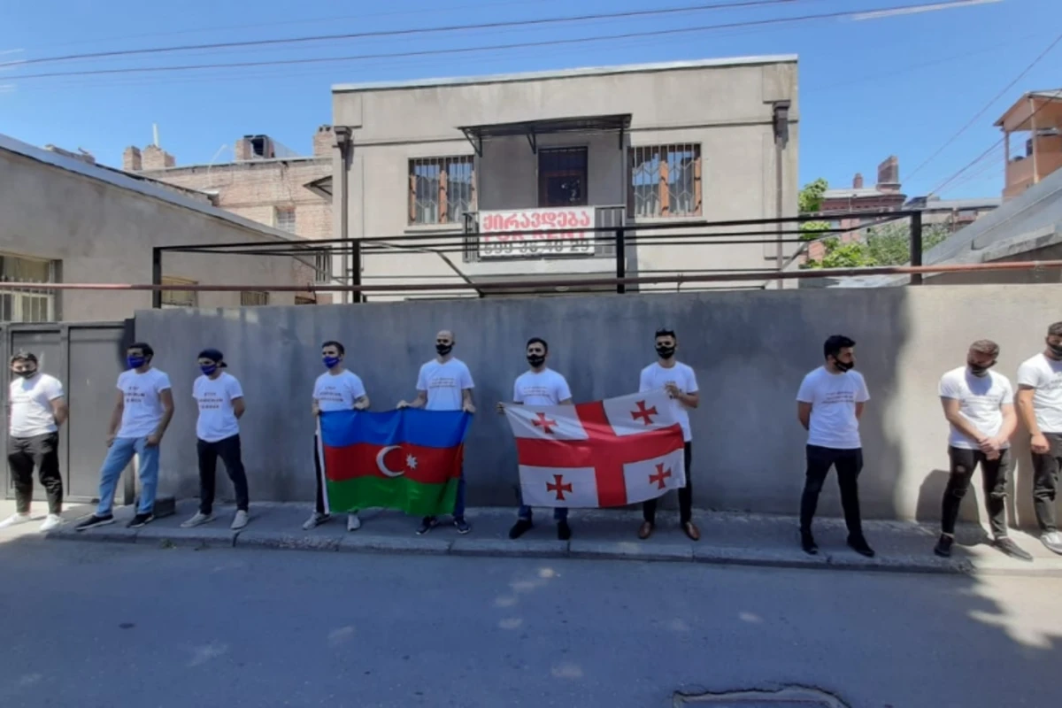 Azərbaycanlı gənclər Ermənistanın Gürcüstandakı səfirliyi qarşısında etiraz aksiyası keçiriblər - FOTO