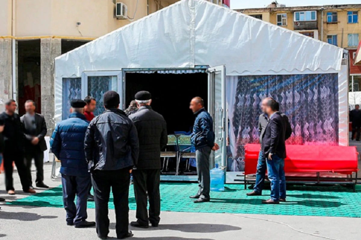 Bakıda 450 nəfərin iştirakı ilə yas mərasimi keçirildi Bakıda 450 nəfərin iştirakı ilə yas mərasimi keçirildi