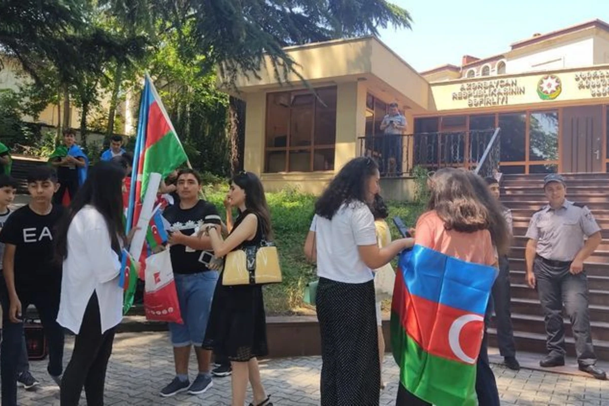 Перед посольством Азербайджана в Грузии проходит акция в поддержку армии - ФОТО