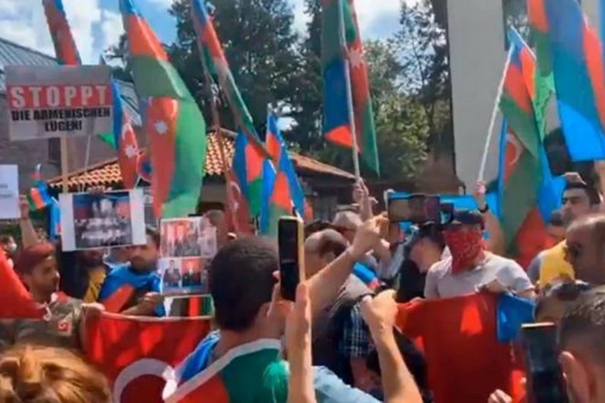 В Берлине проходит акция протеста перед посольством Армении - ПРЯМОЙ ЭФИР