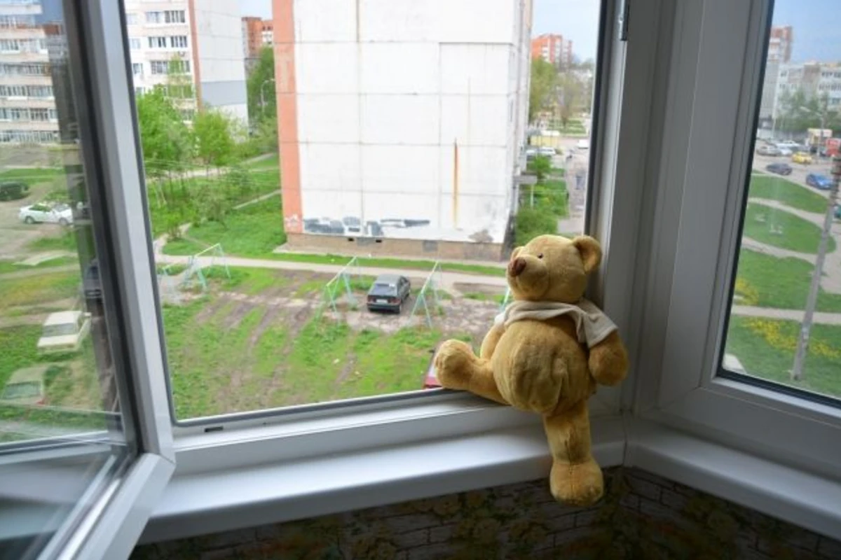 В Баку 10-летний мальчик выпал с 4-го этажа