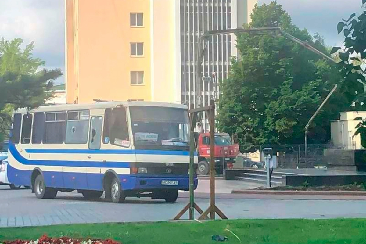 В Украине мужчина захватил автобус с заложниками, ведутся переговоры