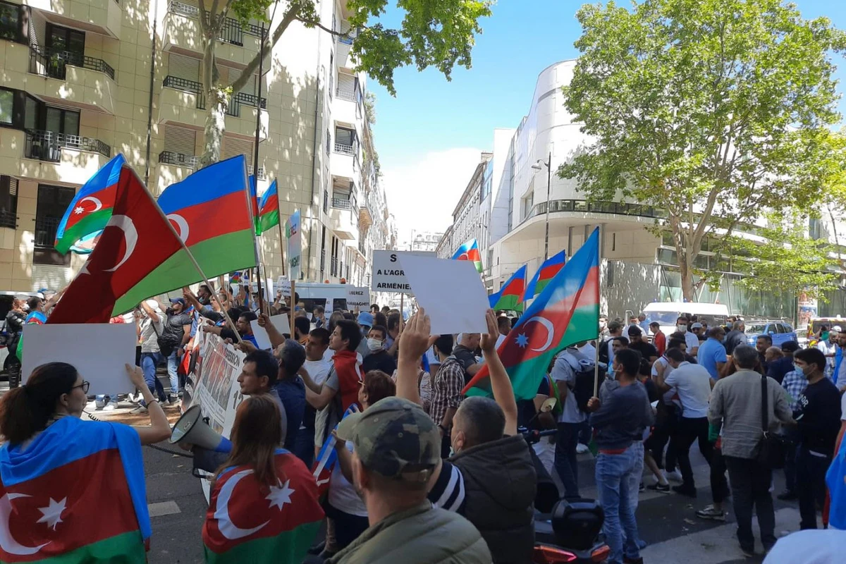 Azərbaycanlılar Ermənistanın Parisdəki Səfirliyinin qarşısında etiraz aksiyası keçirib - FOTO
