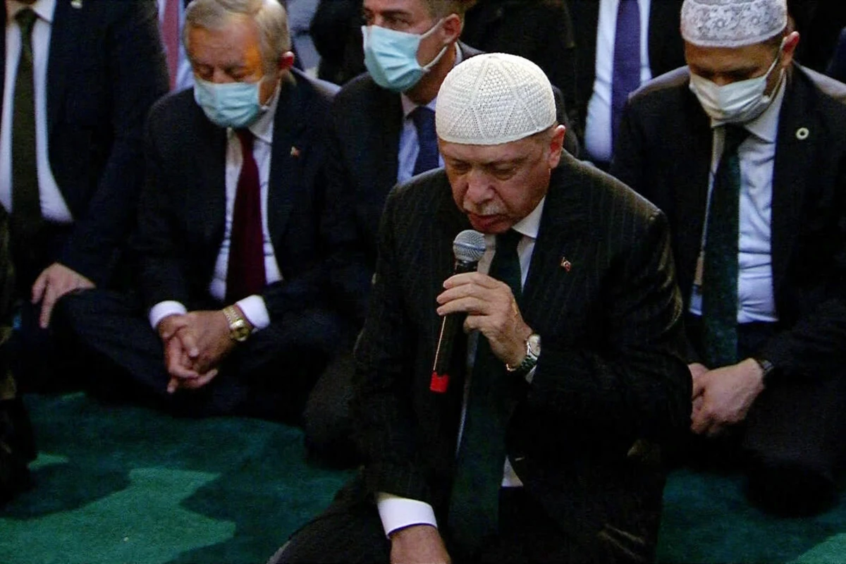 Ərdoğan Aya Sofyada Quran oxuyub - VİDEO