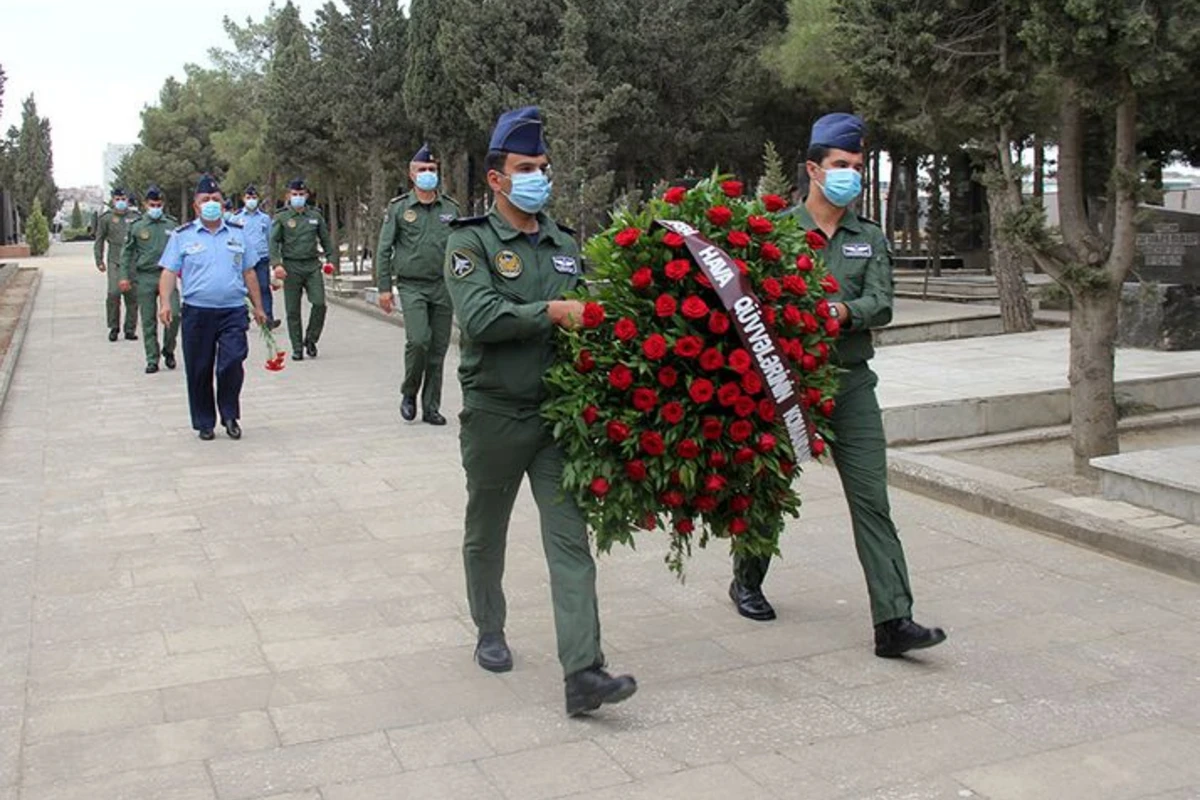 Müdafiə Nazirliyinin nümayəndə heyəti hərbi pilot Rəşad Atakişiyevin məzarını ziyarət edib