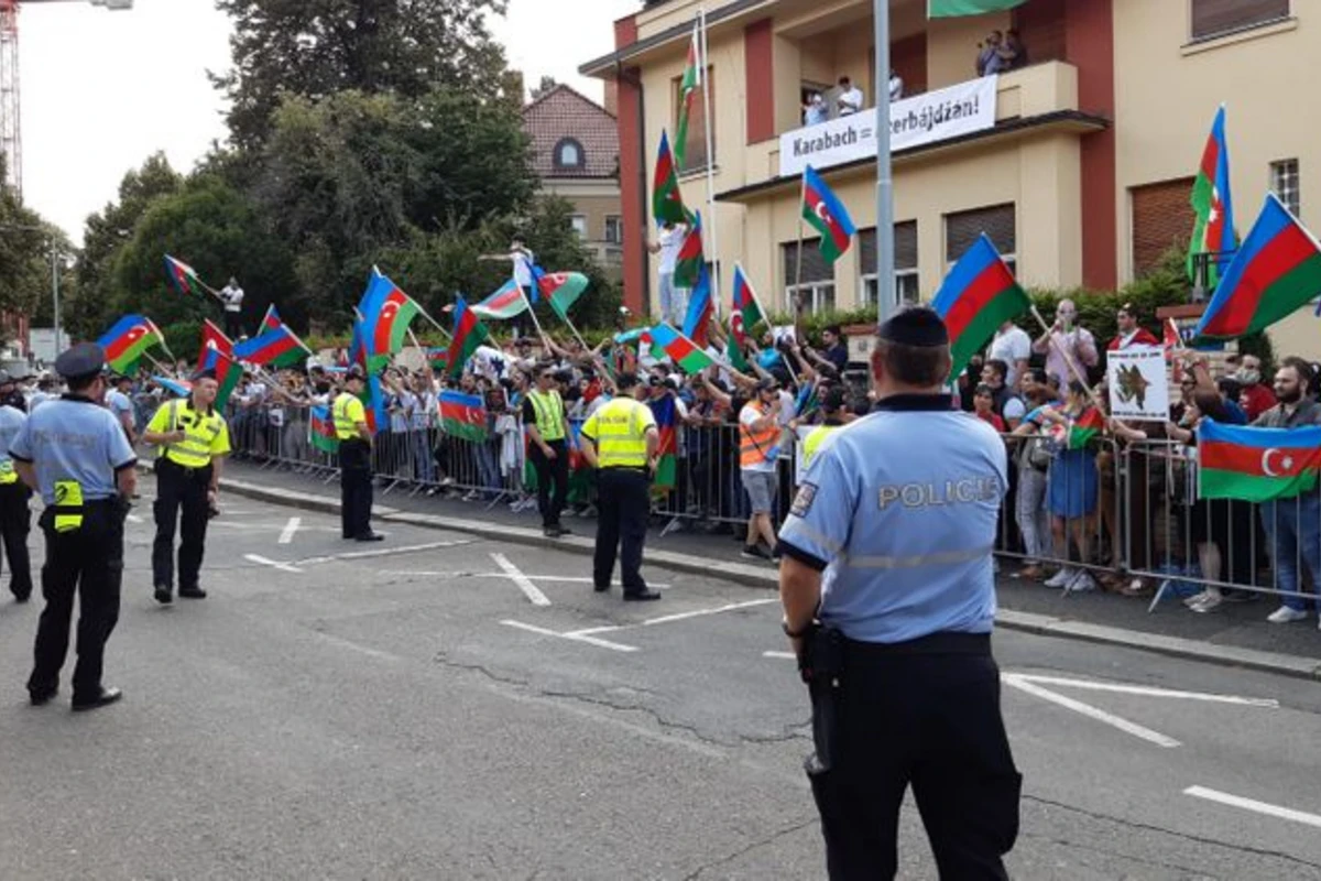 Praqada azərbaycanlıların aksiyası başlayıb - FOTO