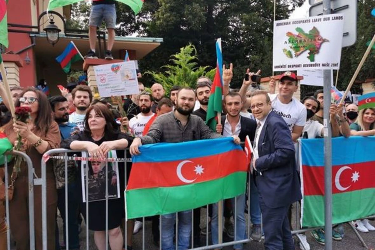 Türkiyə səfiri azərbaycanlılara dəstək üçün aksiyaya qatıldı - FOTO