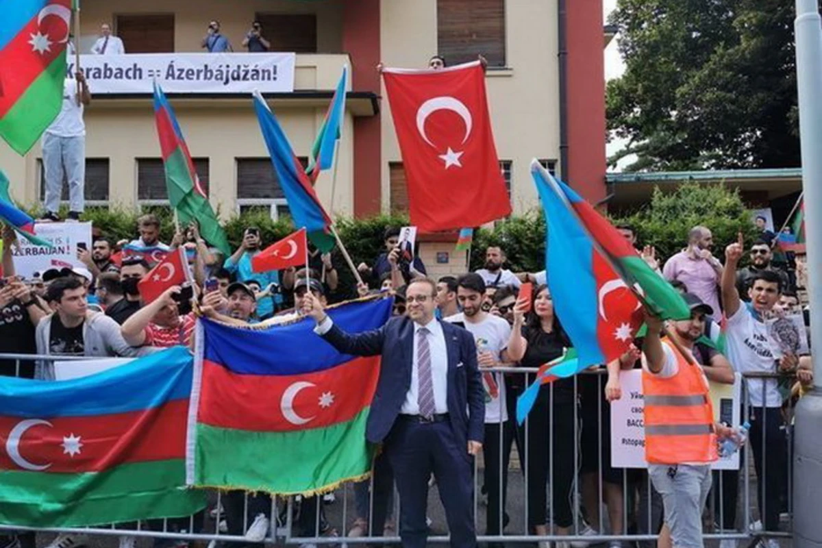Посол Турции принял участие в акции, чтобы поддержать азербайджанцев - ФОТО