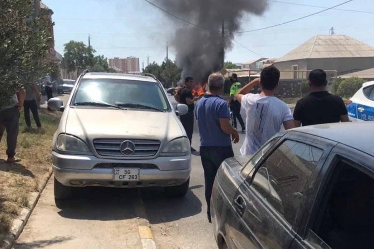 Masazırda minik maşını yandı - VİDEO