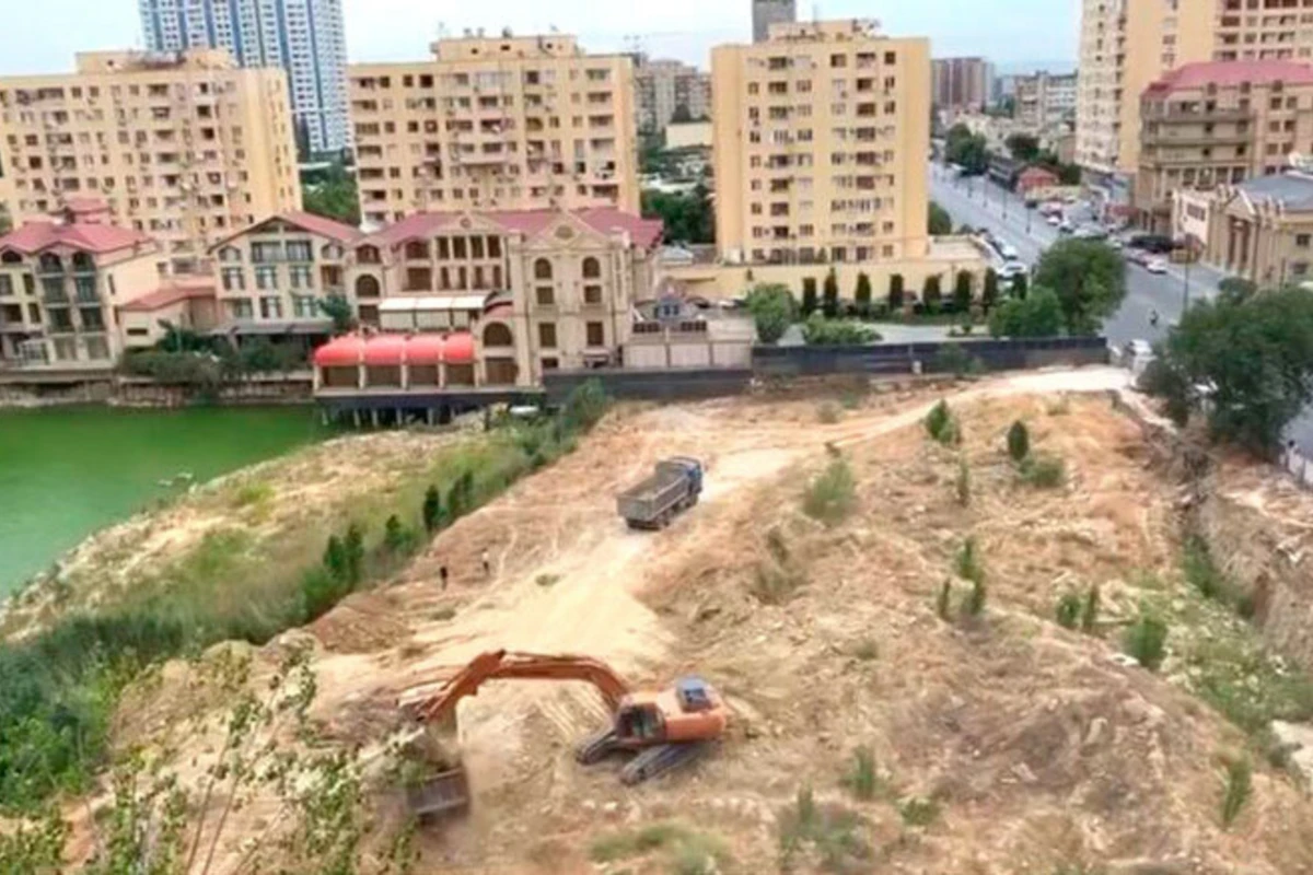 В Баку осушают озеро около жилого комплекса Три короны - ВИДЕО