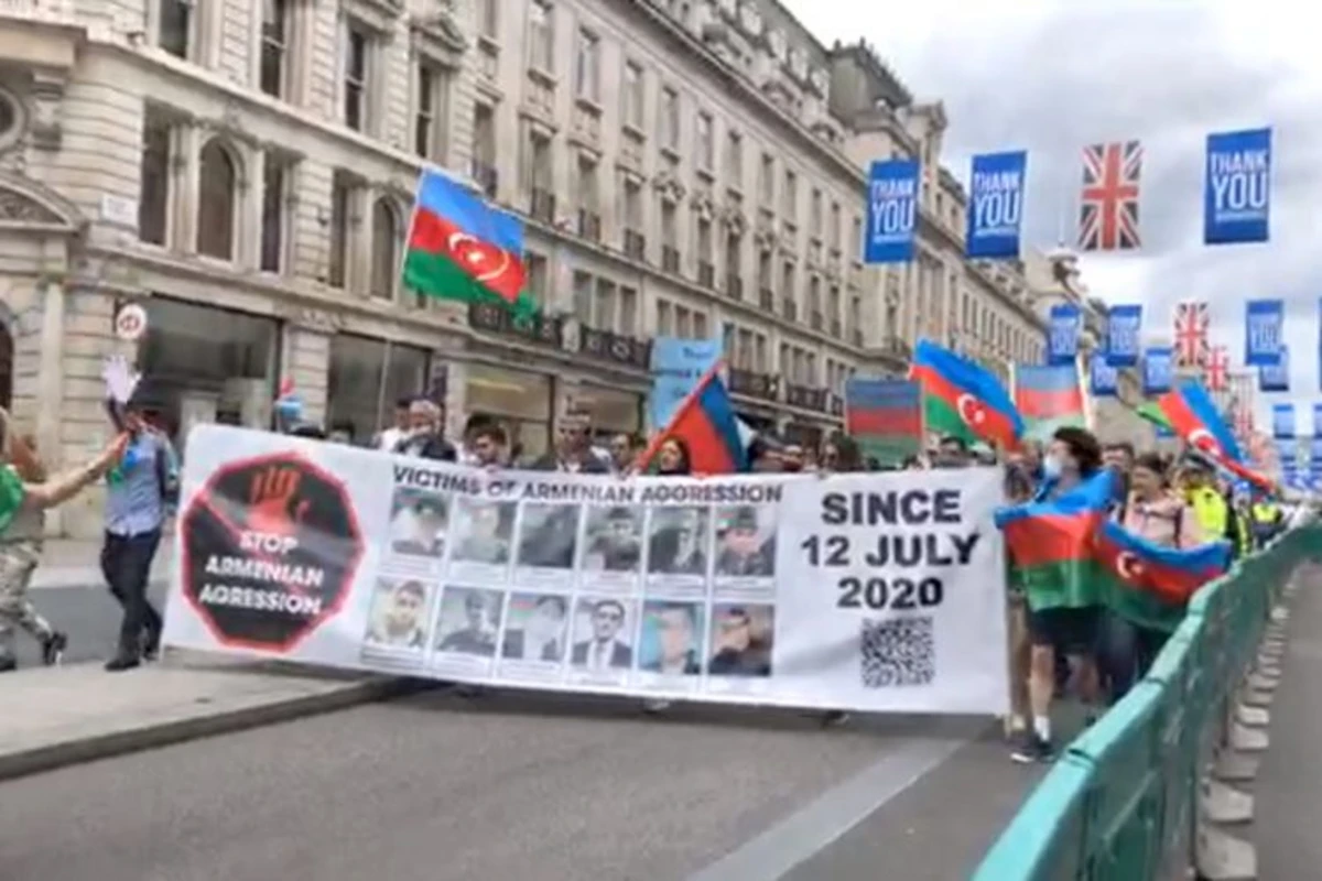 Azərbaycanlılar Londonda aksiya keçirir - FOTO