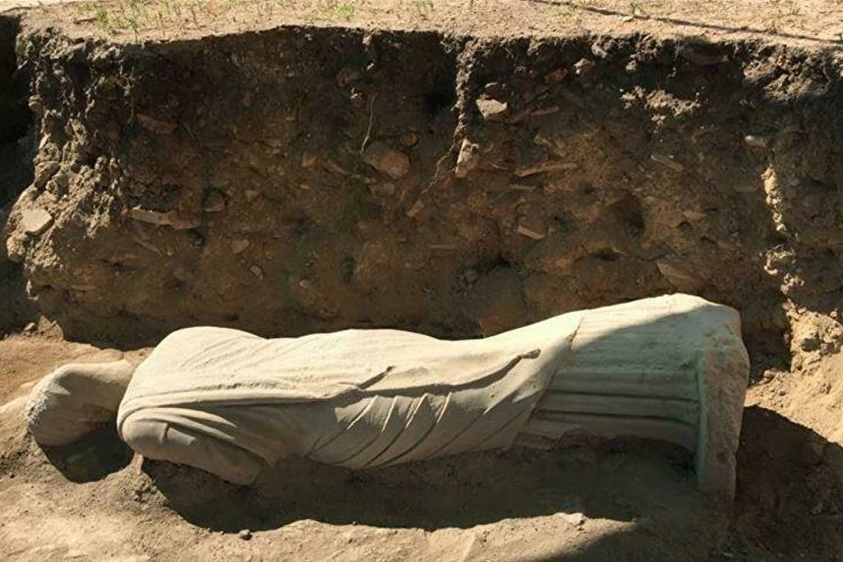 В Турции археологи обнаружили 1700-летнюю статую