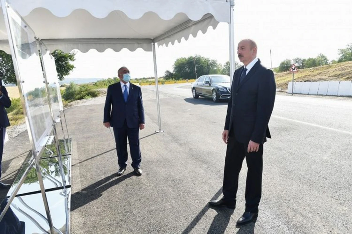 İlham Əliyev yolun bir hissəsinin yenidən qurulması layihəsi ilə tanış olub - FOTO