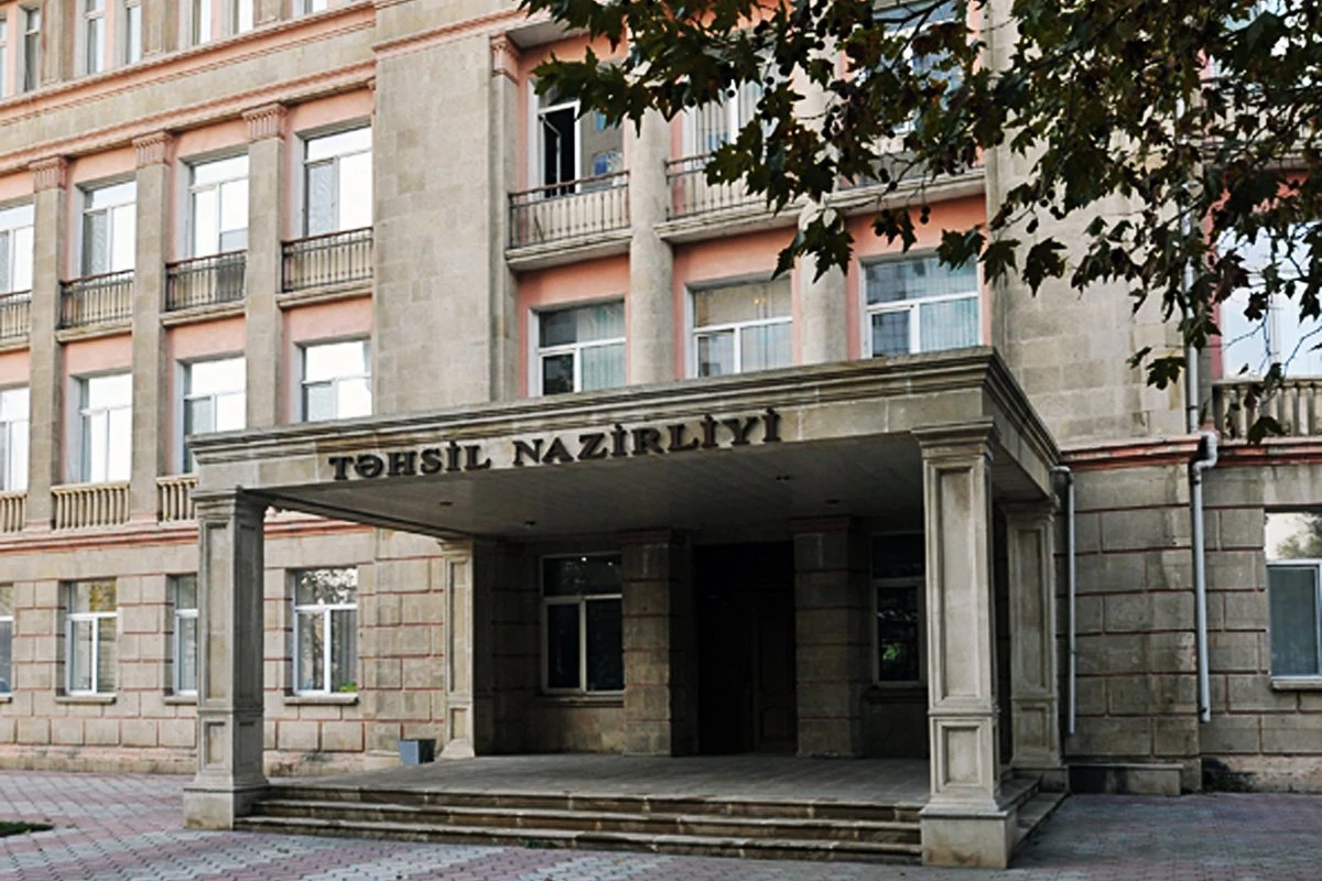 В Баку уволена директор школы
