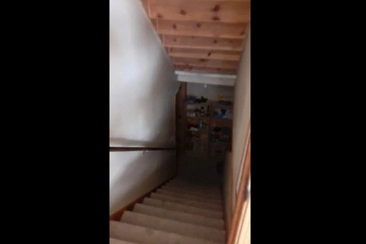 Мужчина снял на ВИДЕО жуткое паранормальное явление в подвале Мужчина снял на ВИДЕО жуткое паранормальное явление в подвале