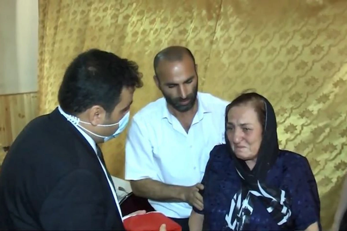 Türkiyəli həkimlər Polad Həşimovun ailəsini ziyarət edib - VİDEO Türkiyəli həkimlər Polad Həşimovun ailəsini ziyarət edib - VİDEO