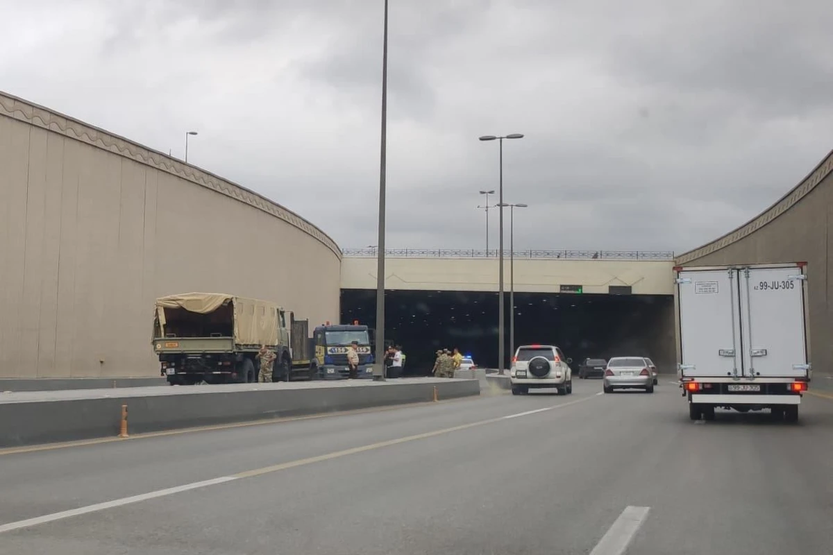 Bakıda iki sərnişin avtobusu toqquşub, yaralılar var - FOTO Bakıda iki sərnişin avtobusu toqquşub, yaralılar var - FOTO