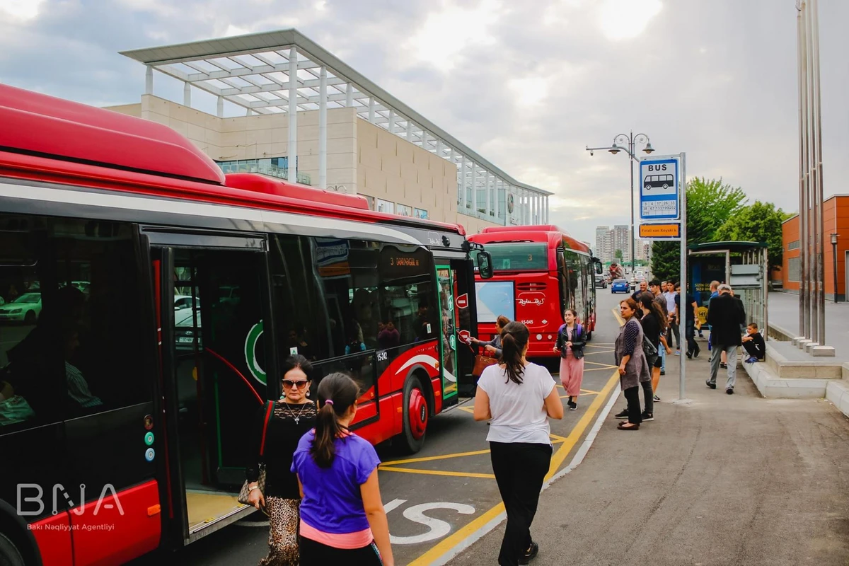 Metro işləmir, dayanacaqlarda sıxlıq müşahidə olunur - VİDEO