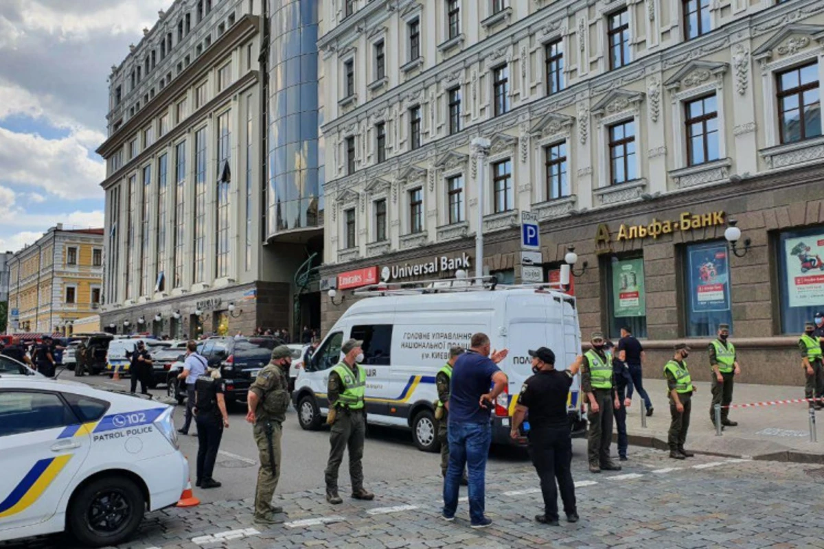 Отделение банка в Киеве захватил гражданин Узбекистана - ФОТО