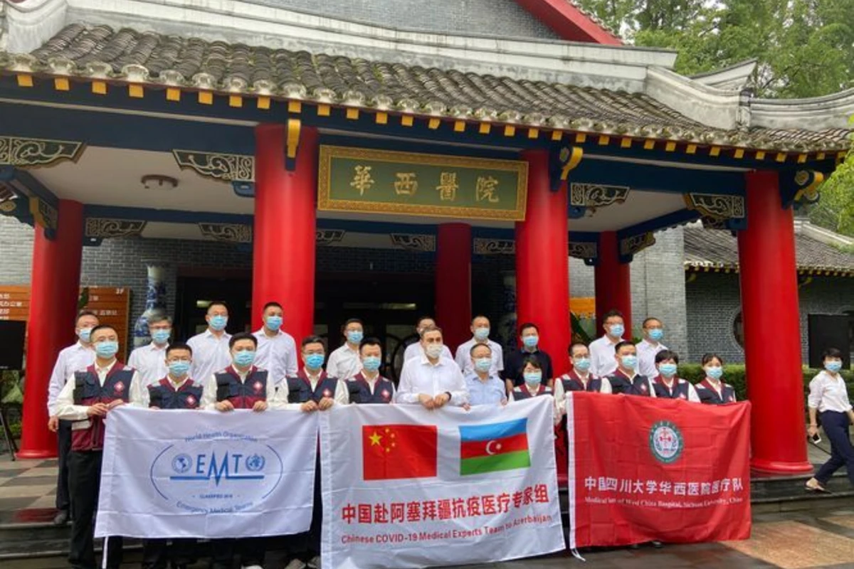 Боровшаяся против COVID-19 в Ухане бригада медиков направилась в Азербайджан