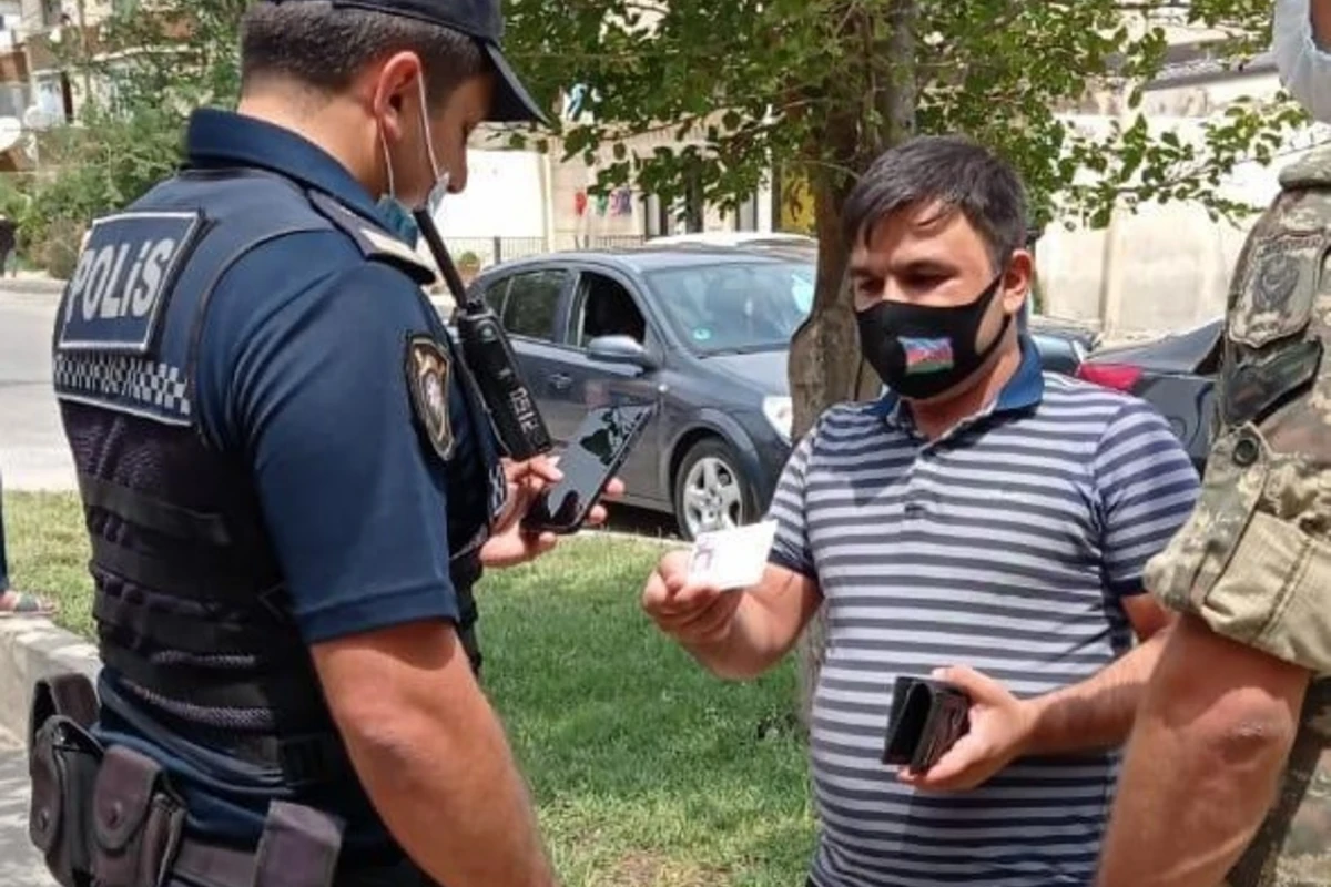 Bakı polisi karantin rejiminin qaydalarını pozan şəxsləri cərimələdi - VİDEO Bakı polisi karantin rejiminin qaydalarını pozan şəxsləri cərimələdi - VİDEO