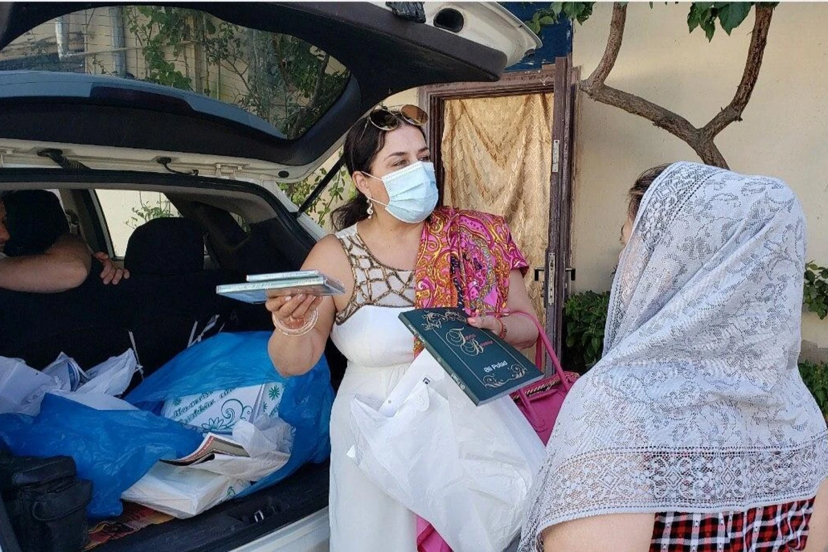 Elza Seyidcahan bayramda insanlara disk payladı - FOTO