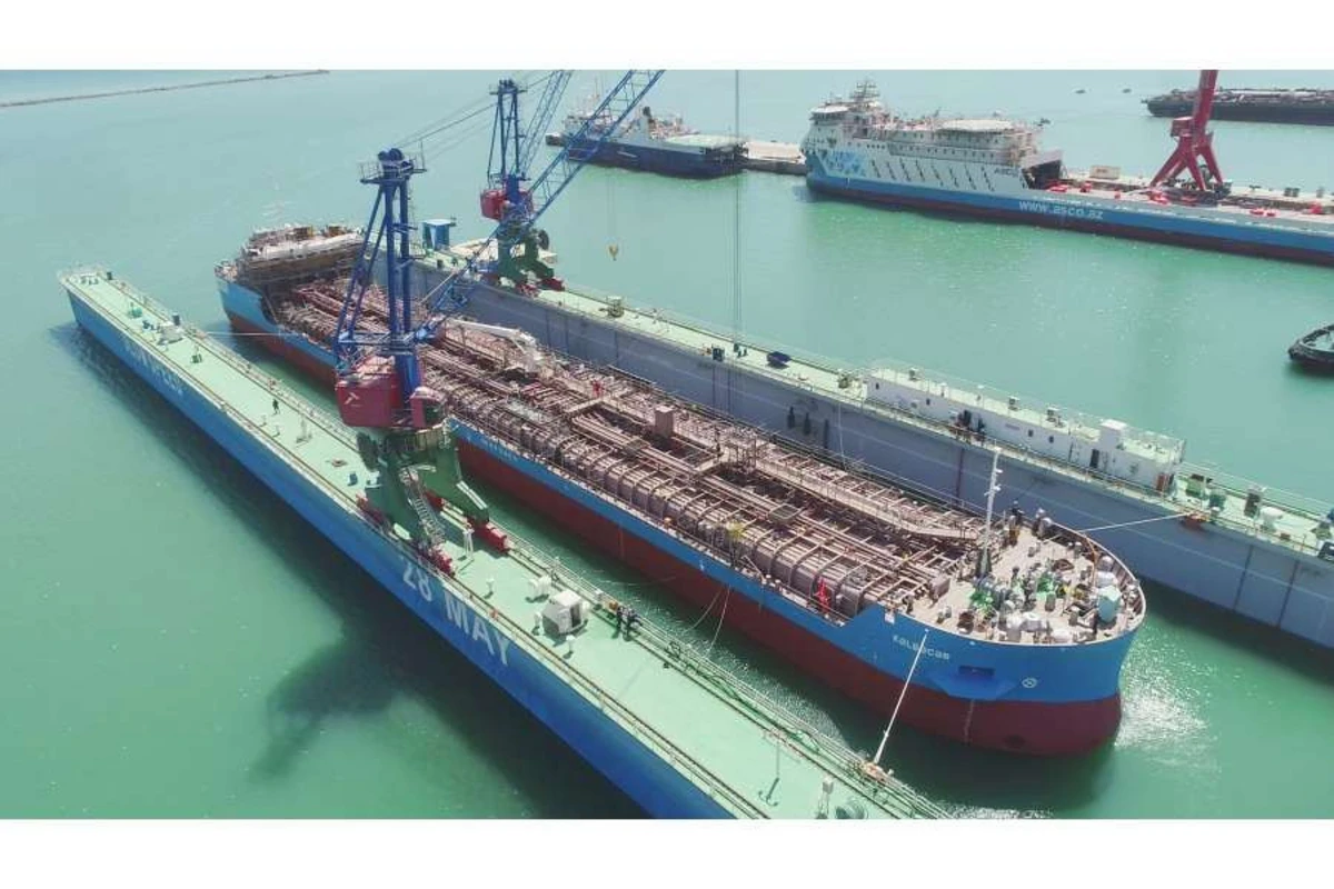Azərbaycan istehsalı olan ikinci tanker inşasının növbəti mərhələsi üçün suya salınıb - FOTO