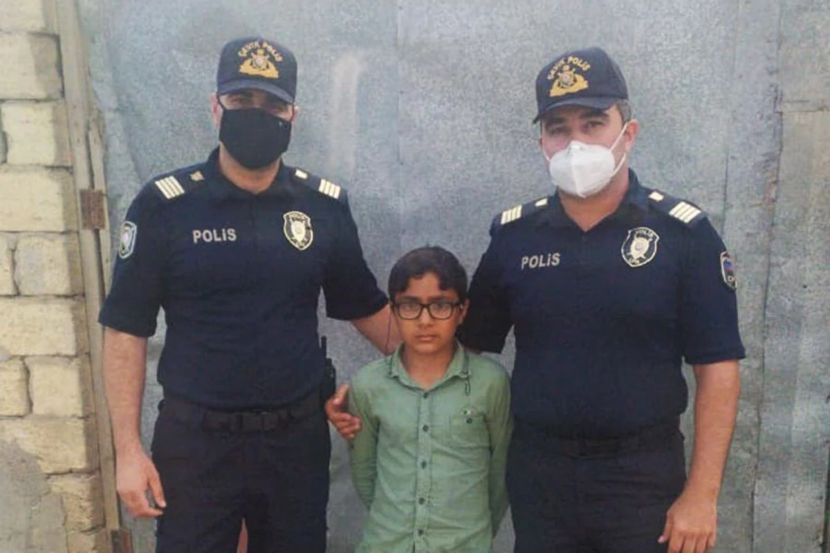 Polislər dənizdə boğulmaq təhlükəsi ilə üzləşən üç nəfəri xilas edib - FOTO Polislər dənizdə boğulmaq təhlükəsi ilə üzləşən üç nəfəri xilas edib - FOTO