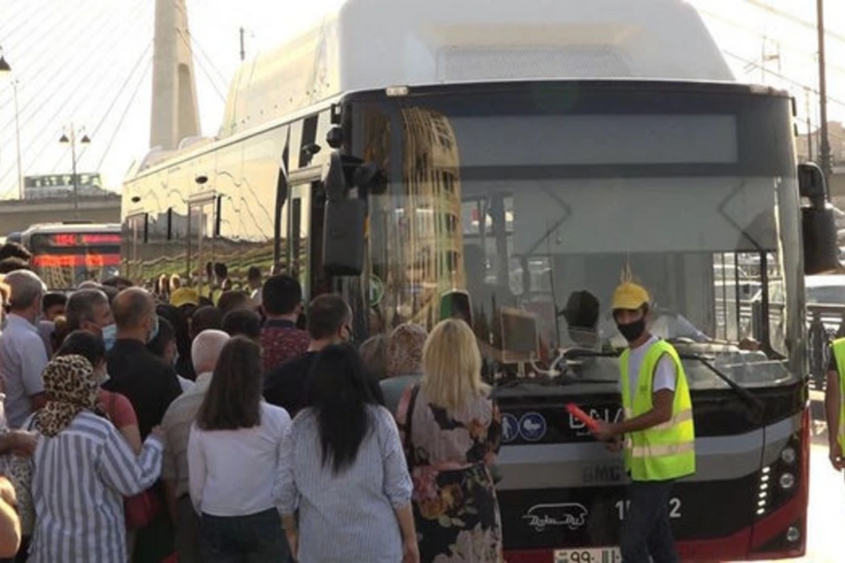 Karantin yumşaldıldı, avtobuslarda sıxlıq ikiqat artdı - VİDEO Karantin yumşaldıldı, avtobuslarda sıxlıq ikiqat artdı - VİDEO