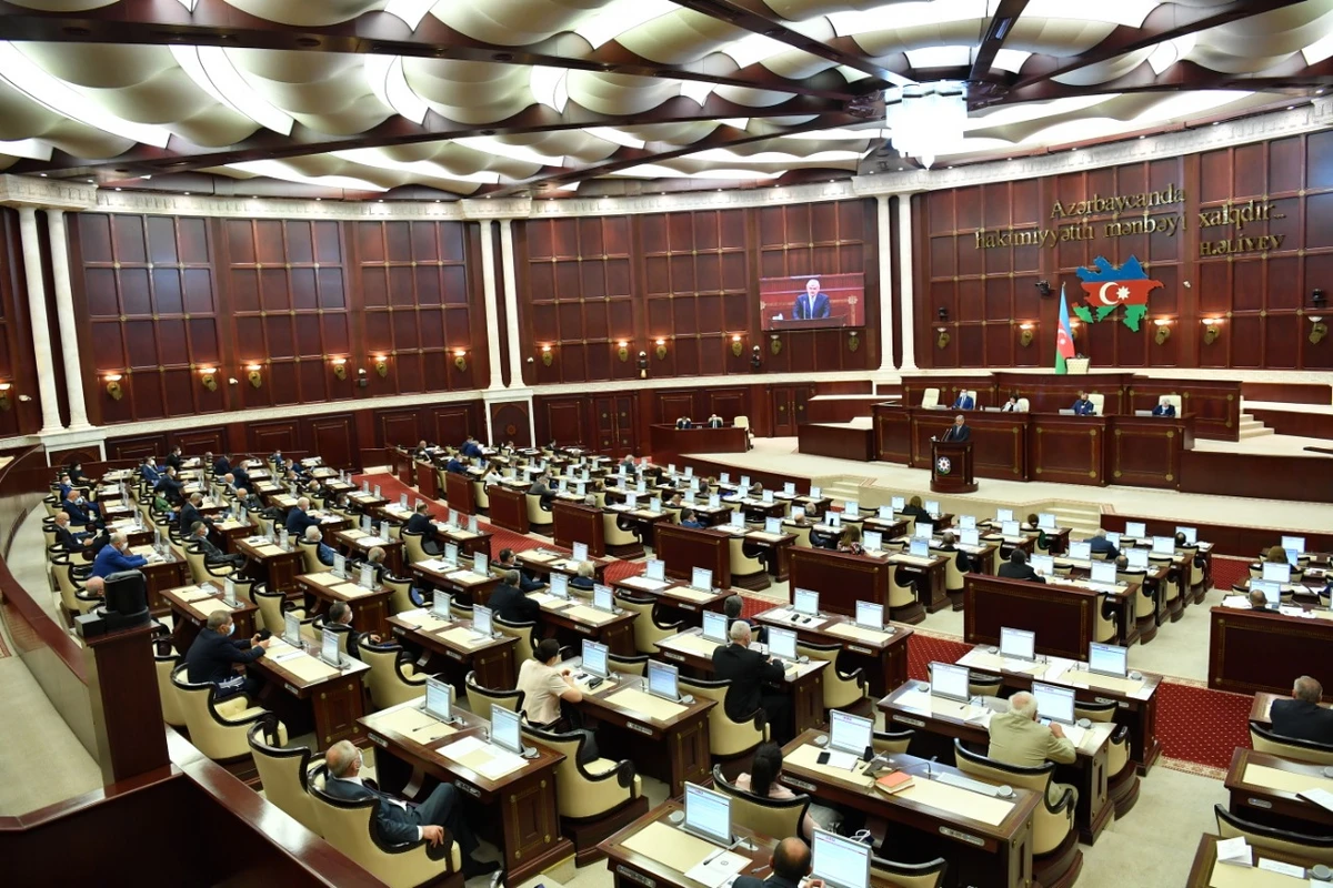 Парламент Азербайджана обсудит сегодня в третьем чтении изменения в шесть законов