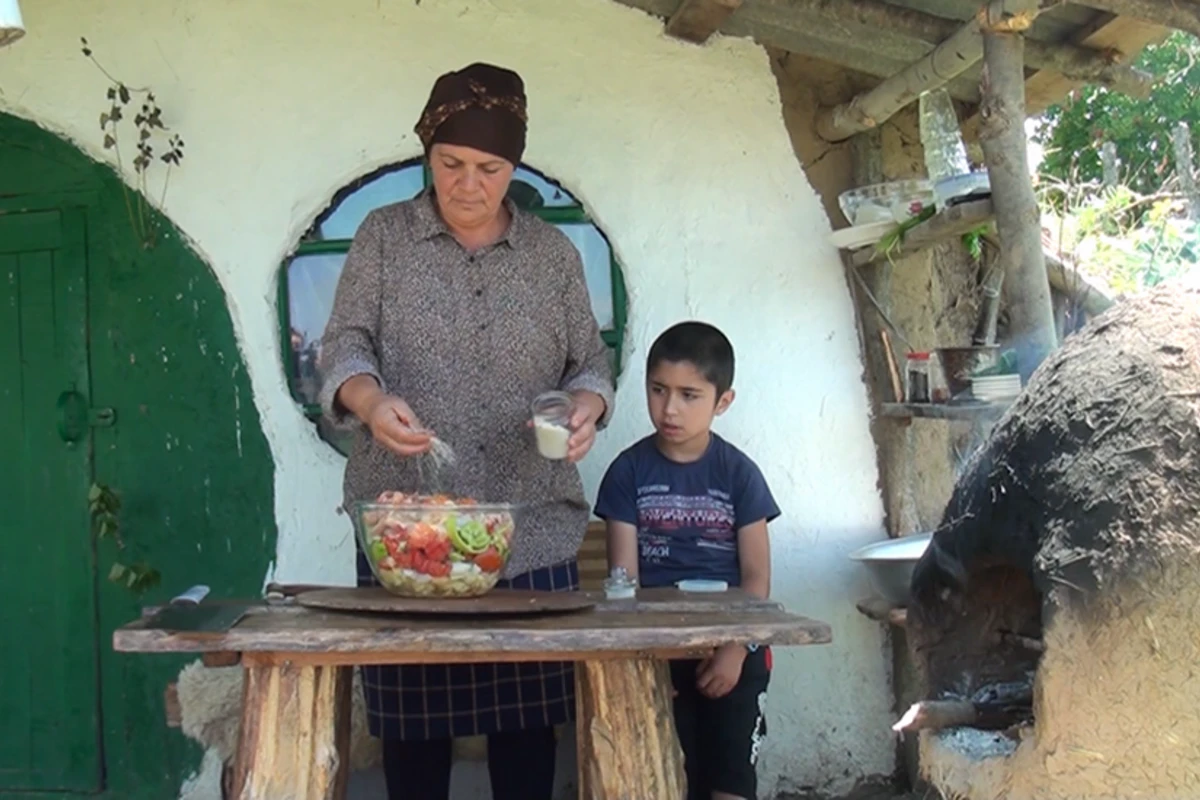 Azərbaycanlı ana və oğul dadlı yeməkləri ilə dünyada məşhurlaşdı - VİDEO Azərbaycanlı ana və oğul dadlı yeməkləri ilə dünyada məşhurlaşdı - VİDEO