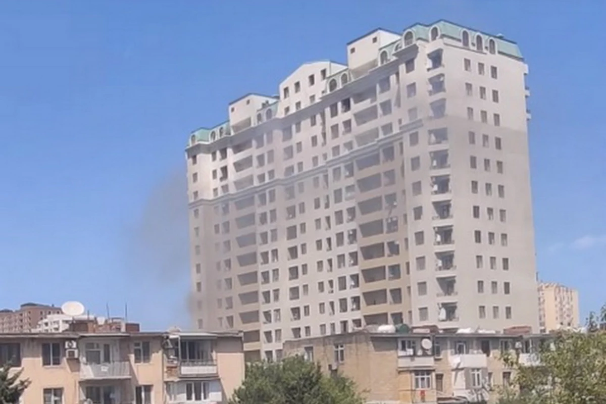 В Баку горит здание - ВИДЕО