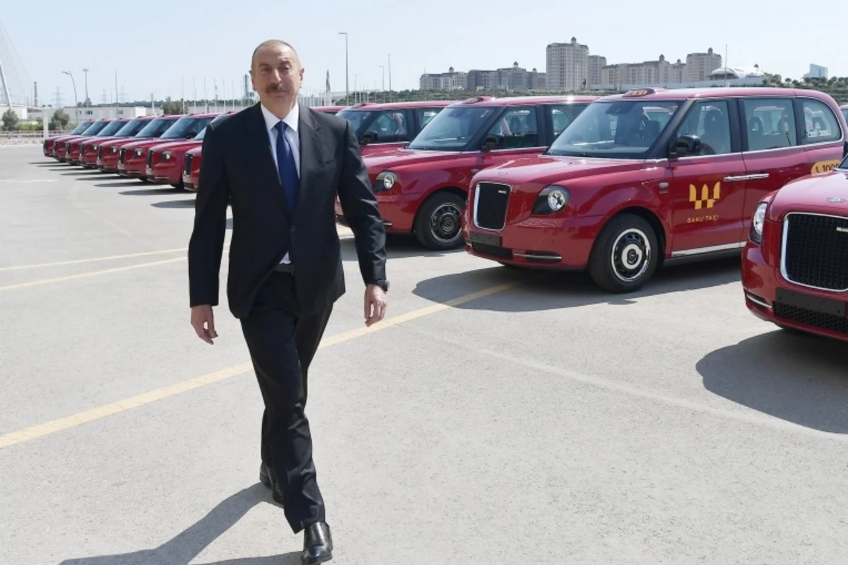 İlham Əliyev Bakıya gətirilmiş TX modelli yeni London taksiləri ilə tanış olub - YENİLƏNİB İlham Əliyev Bakıya gətirilmiş TX modelli yeni London taksiləri ilə tanış olub - YENİLƏNİB