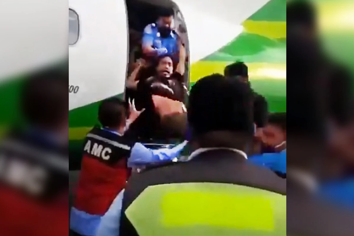Буйного пассажира вышвырнули из самолета - ВИДЕО