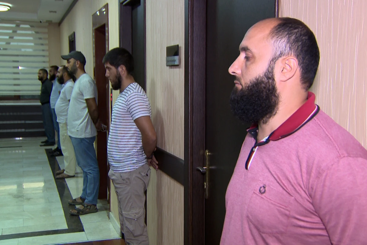 Bir nəfərə qarşı zor tətbiq edib, bunu lentə alaraq sosial şəbəkələrdə yayanlar saxlanılıblar - VİDEO Bir nəfərə qarşı zor tətbiq edib, bunu lentə alaraq sosial şəbəkələrdə yayanlar saxlanılıblar - VİDEO