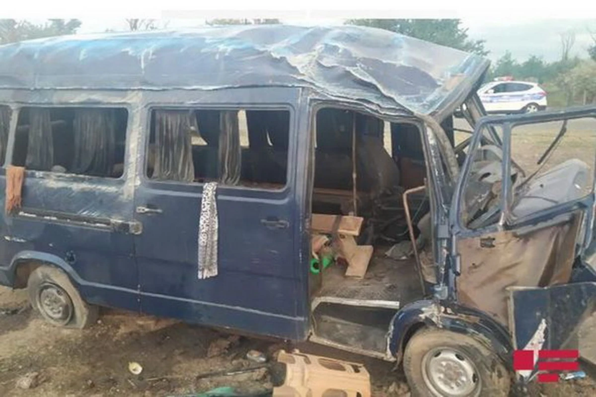 Qarşısına uzunqulaq arabası çıxan “Mercedes” aşdı, 11 nəfər xəstəxanalıq oldu - FOTO Qarşısına uzunqulaq arabası çıxan “Mercedes” aşdı, 11 nəfər xəstəxanalıq oldu - FOTO