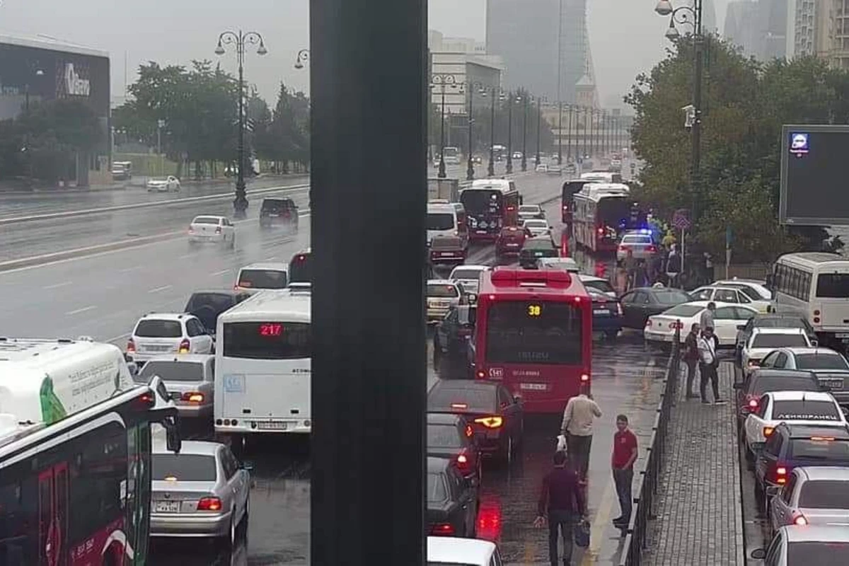 ДТП на крупном проспекте Баку, на дороге образовался затор - ФОТО