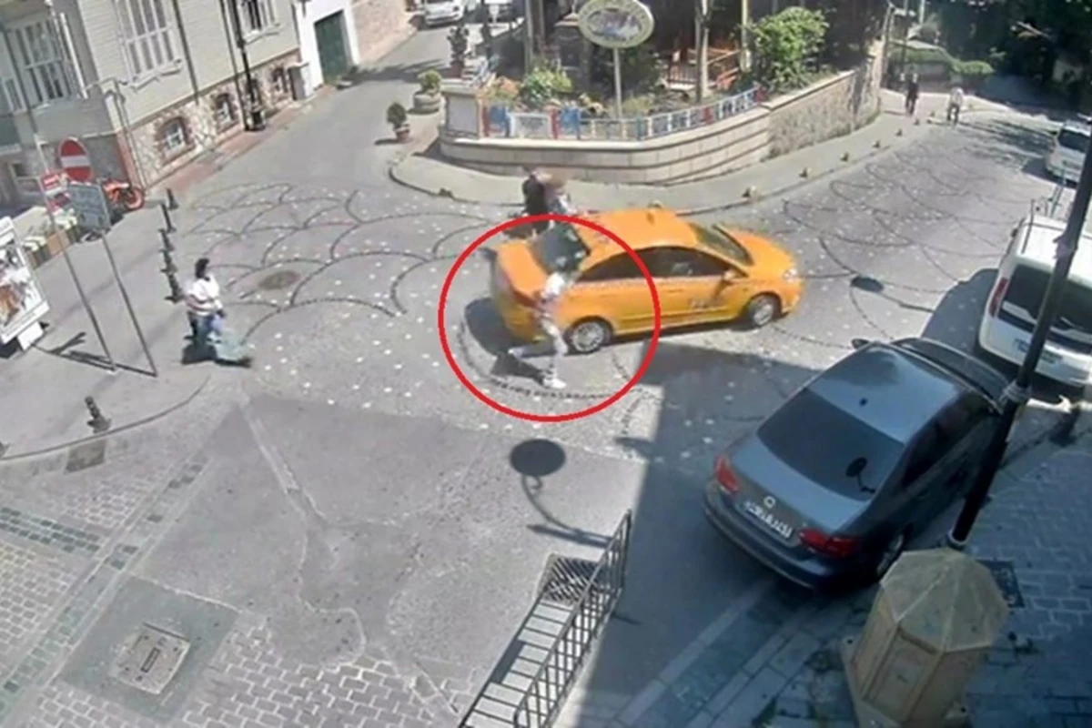 İstanbulda taksi sürücüsü azərbaycanlı turistin telefonunu oğurlayıb qaçdı - VİDEO