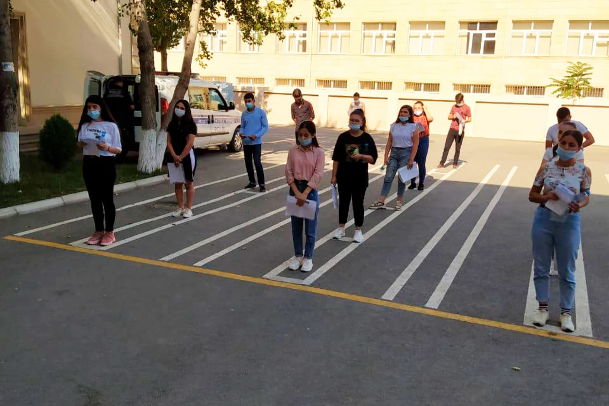 Abituriyentlər qəbul imtahanına belə daxil olur - FOTO