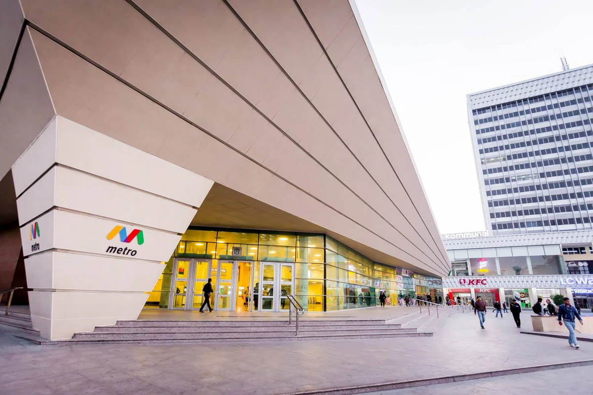 İki metrostansiyanın girişi açıldı