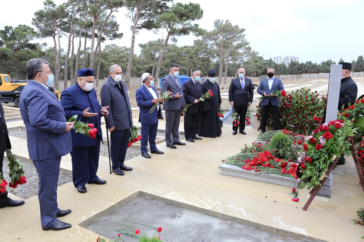 Allahşükür Paşazadə 40-cı anım günündə Tovuz şəhidlərinin məzarlarını ziyarət edib – FOTO