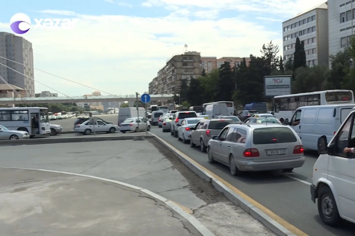 Bu yolda geridönmə yerinin bağlanması tıxaca səbəb olur - VİDEO